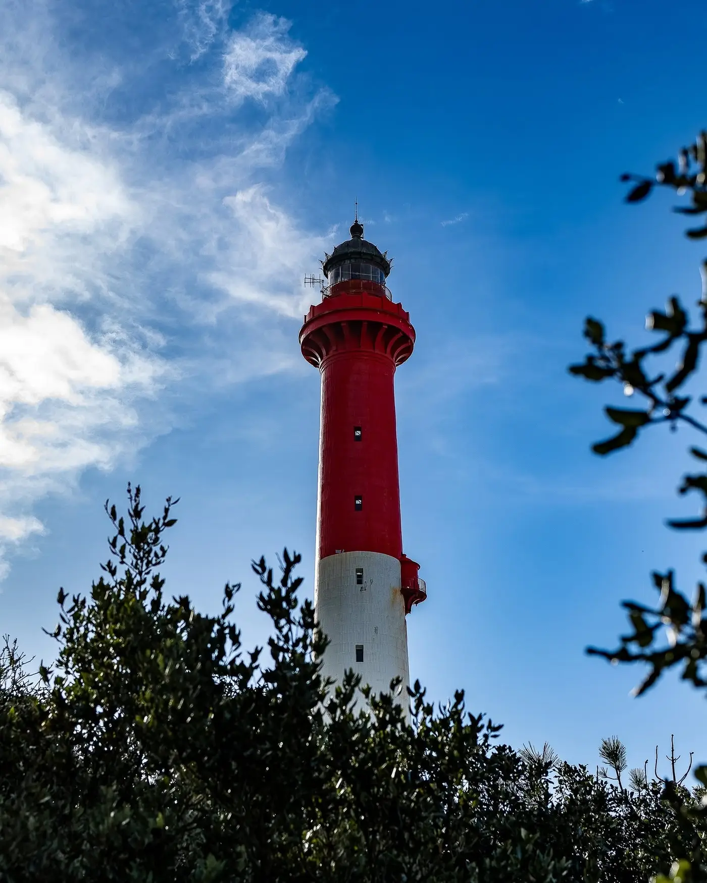 Le phare de la Coubre dominant la dune et la plage